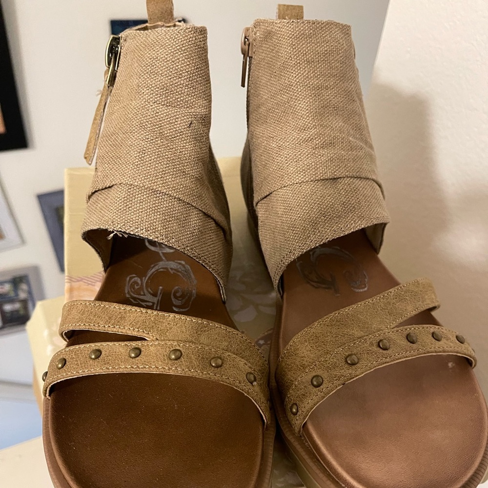 Very G, Celeste. Size 9.5. Color: Tan